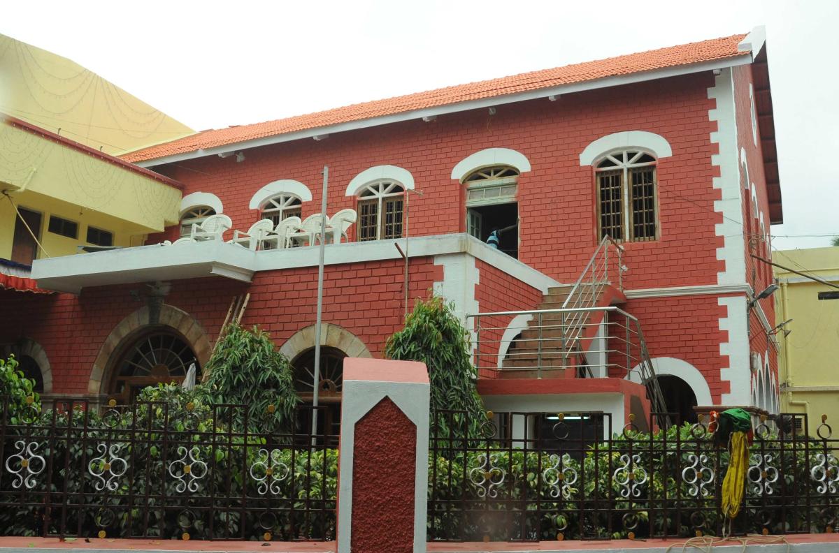 A view of Karnataka Vidyavardhaka Sangha in Dharwad; (top) photos of Kannada writers displayed in a hall at the Vidyavardhaka Sangha. DH PHOTO/B M Kedarnath