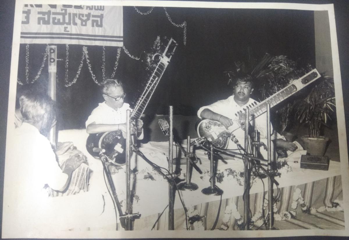 Ustad Abdul Kareem Khan (left) presenting a jugalbandi with his son Ustad Bale Khan