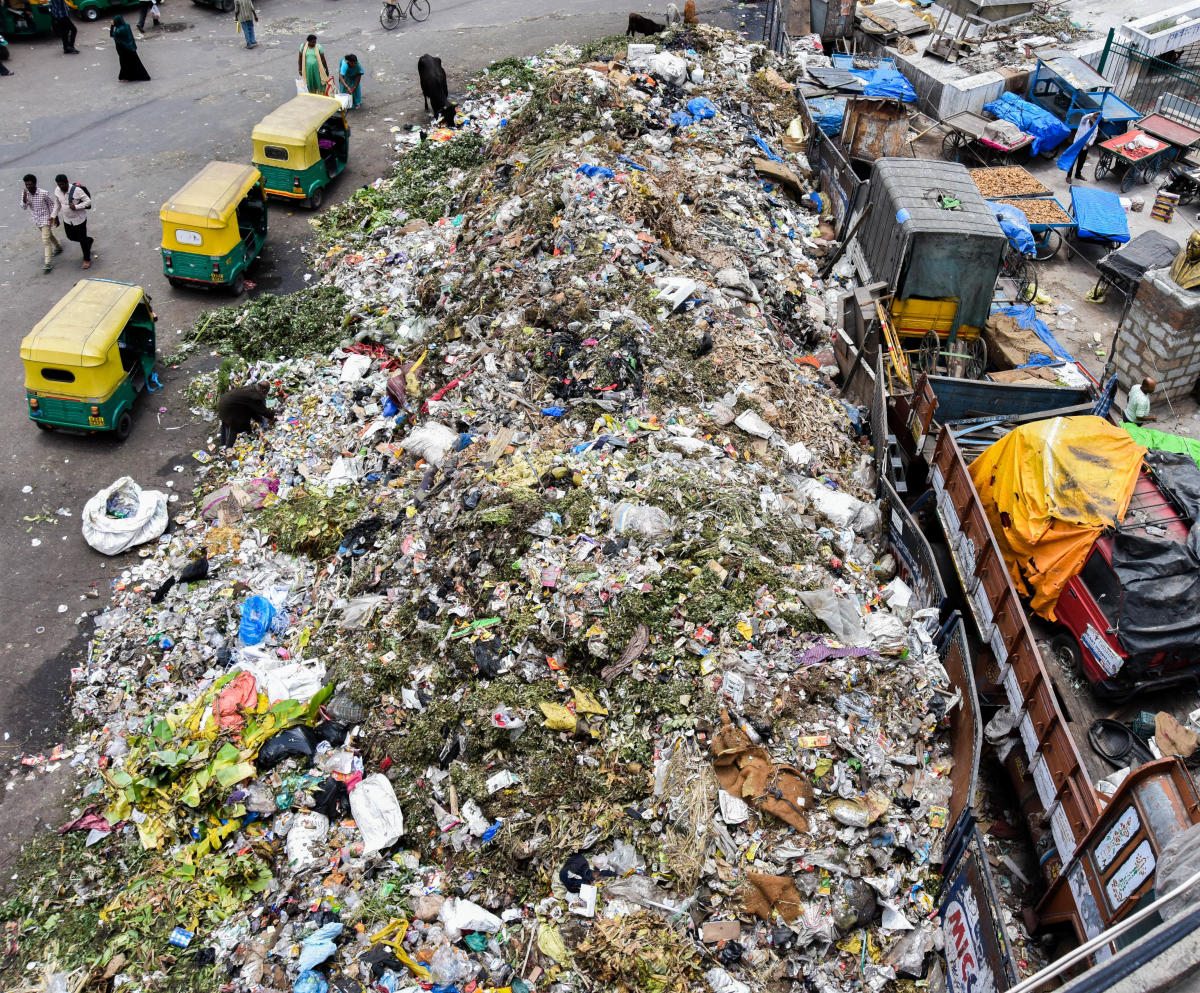 Huge mounds of trash dumped near the busy KR Market and (right) near the Upparpet police station on Tank Bund Road. DH Photos/Pushkar V & S K Dinesh