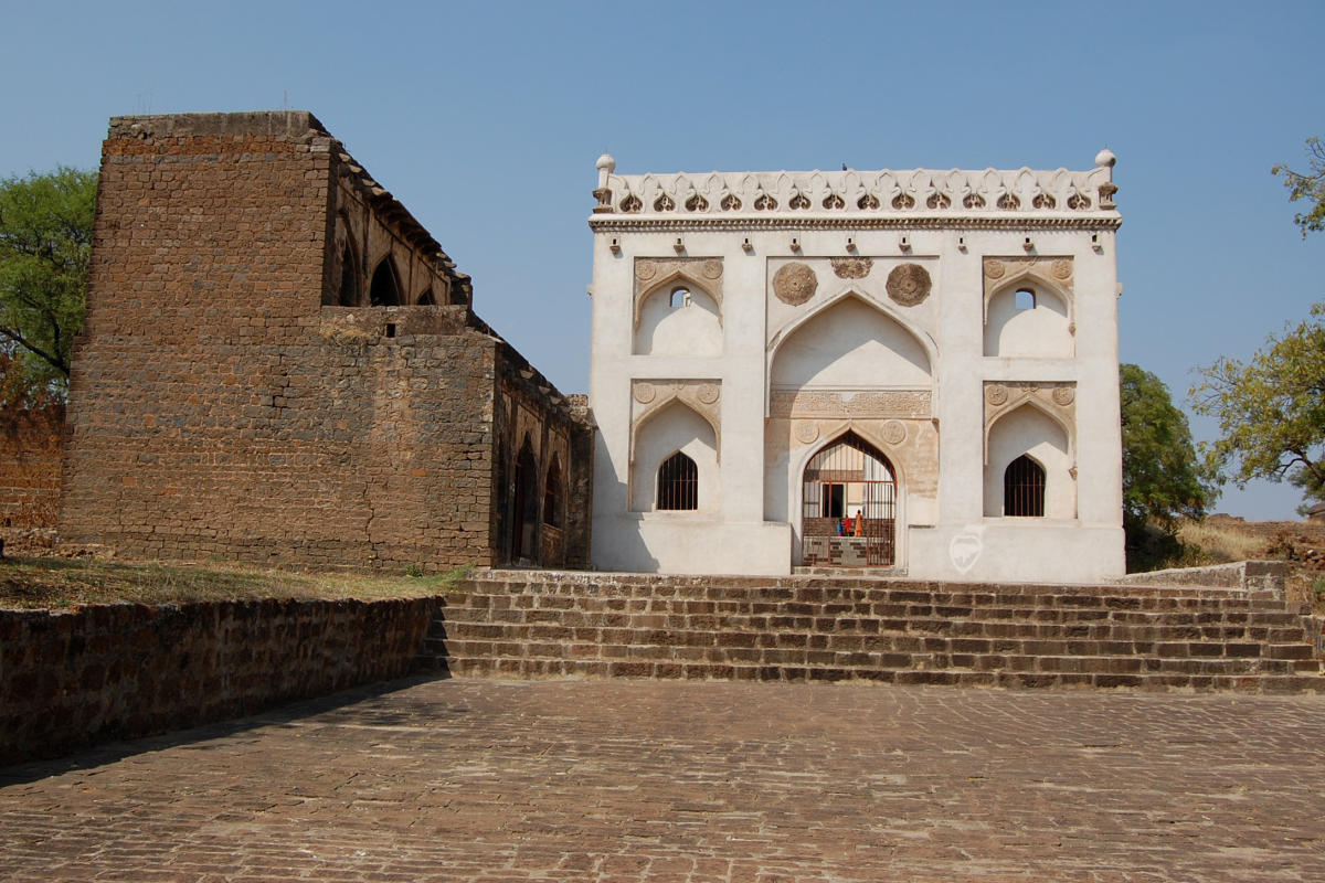Front view of Kirmani’s tomb. Photos by Mohammed Ayazuddin Patel
