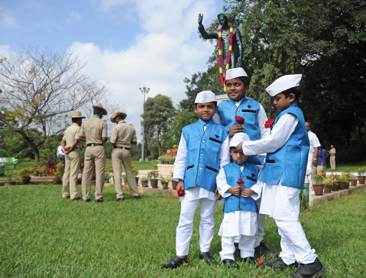 Kids dressed as India's first Prime Minister Jawaharlal Nehru during Children's Day celebrations at Vidhana Soudha on Thursday. DH Photo/Pushkar V