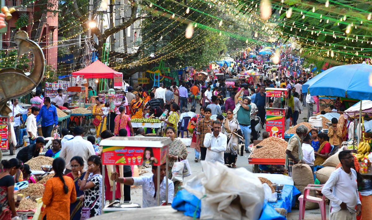 It was a carnival-like atmosphere at the groundnut fair. DH PHOTO/KRISHNAKUMAR P S