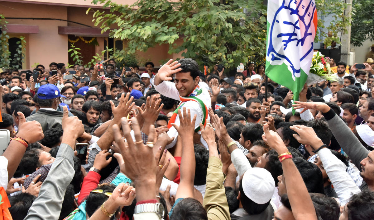 Congress supporters hoist Rizwan Arshad on their shoulders after he won the Shivajinagar assembly bypoll on Monday. DH PHOTO/Janardhan B K
