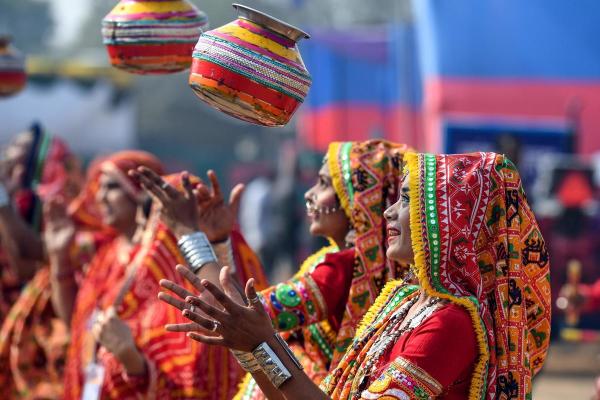 Performers wearing traditional outfits from Gujarat state perform during a press preview of tableaux participating in the forthcoming Republic Day parade in New Delhi on January 22, 2020. (AFP Photo)