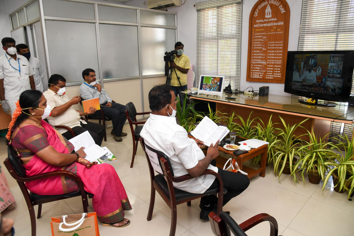 T Dasarahalli Constituency MLA R Manjunath, corporaters and officials at BBMP office in T Dasarahalli. DH photo/B H SHIVAKUMAR