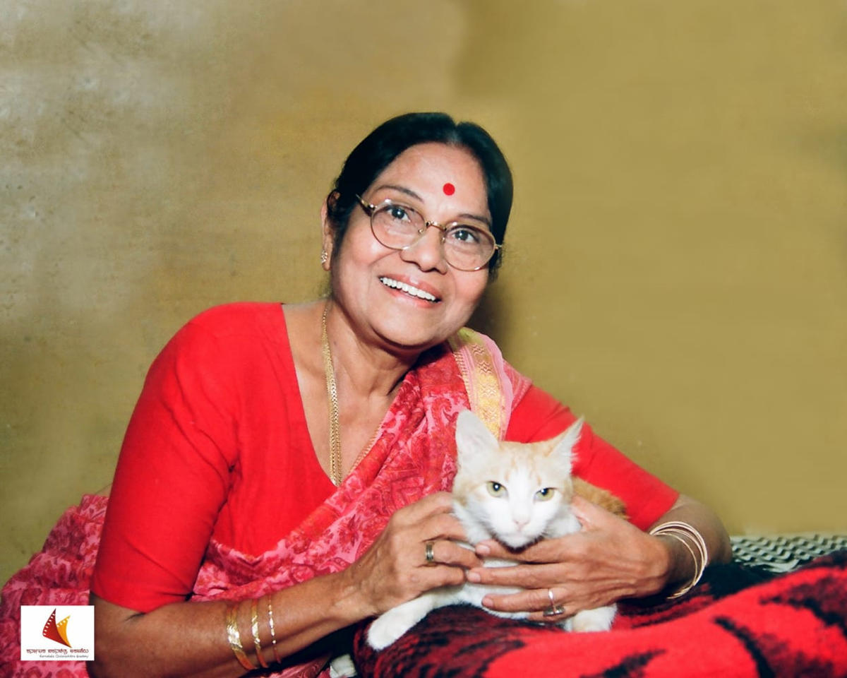 Leelavathi began acting when she was 16 years old. She was given prominent roles, mostly as the lead opposite actors such as Dr Rajkumar, M G Ramachandran, N T Rama Rao, Sivaji Ganesan, and Gemini Ganesan.