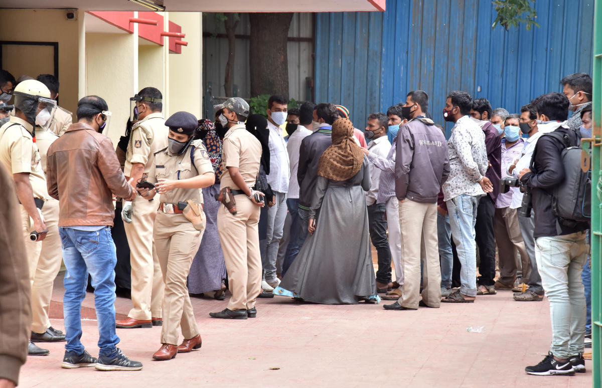 Relatives of a victim of police firing at the Bowring hospital mortuary on Wednesday. DH PHOTO/JANARDHAN B K