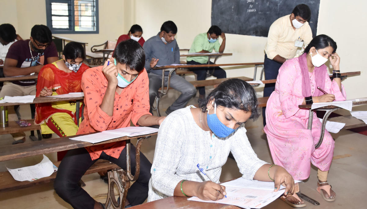 Students writing their exams during the pandemic.