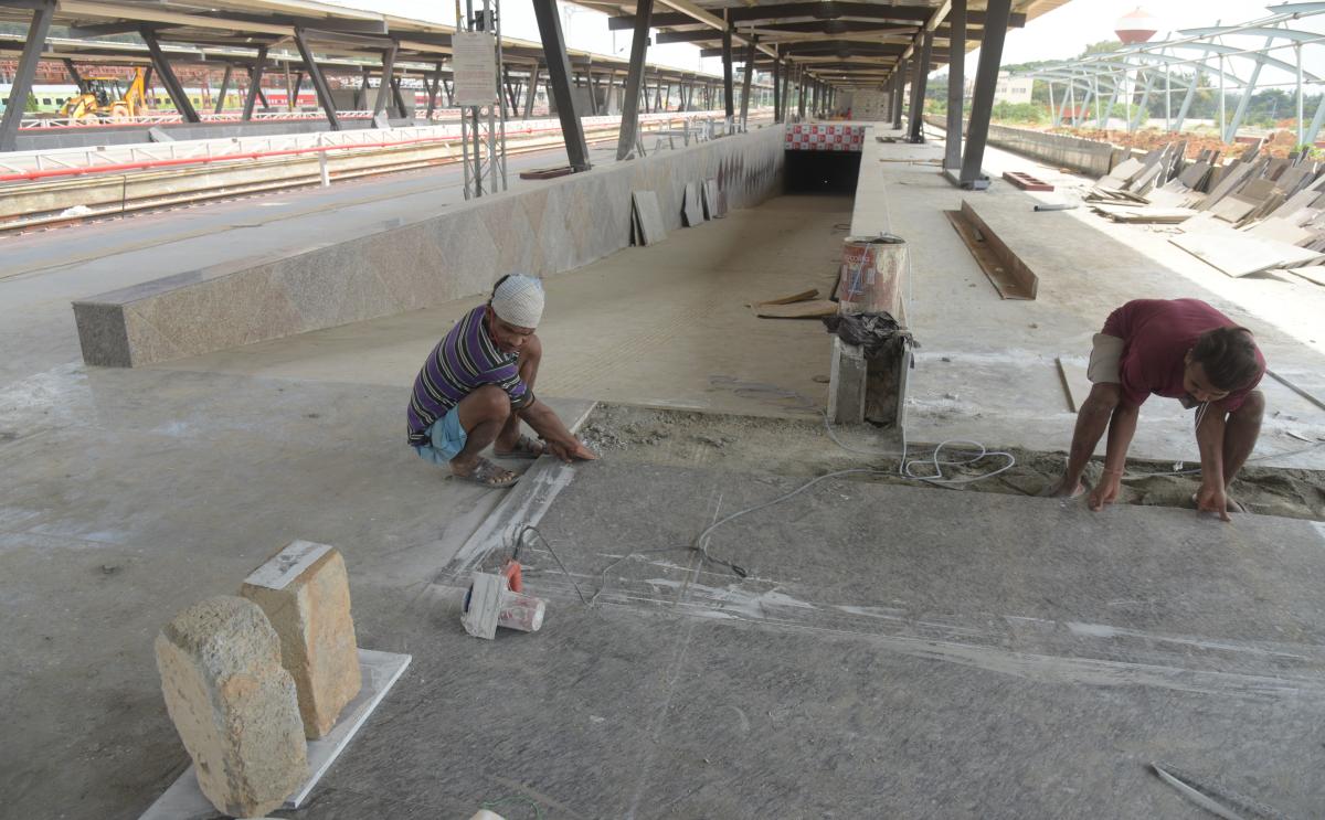 Work is going on in full swing. DH Photos/B H Shivakumar