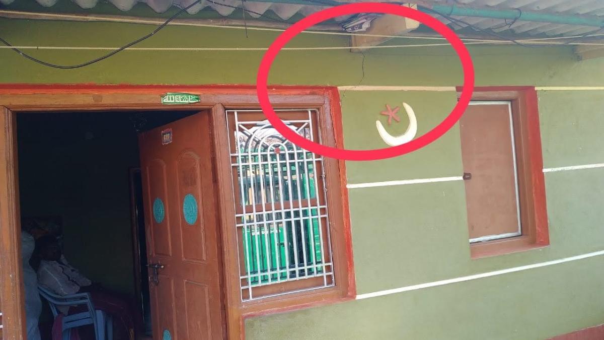 Crack seen in a wall of a house at Bebi village, Pandavapura taluk, Mandya district, due to the quarry activities on Bebi Betta Kaval. DH Photo/By Special arrangement
