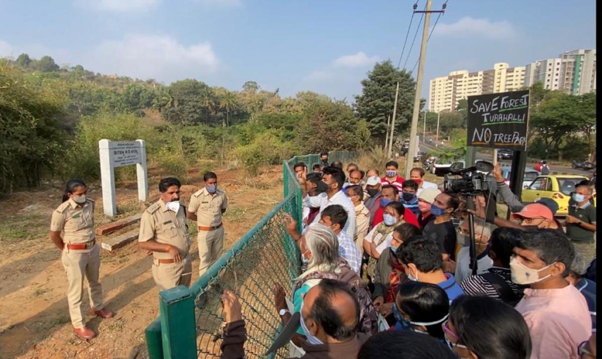 Residents of Kanakapura Road clashed with forest officials on Wednesday morning. DH PHOTO/Niranjan Kaggere