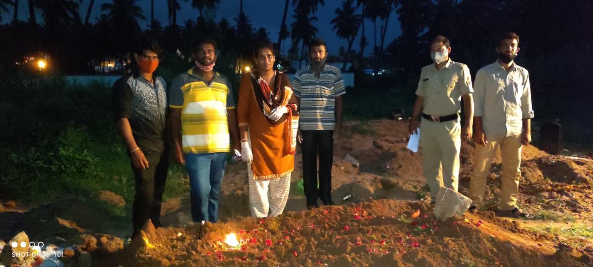 Asha Swamy and her team after conducting funeral rites of an unidentified body. 