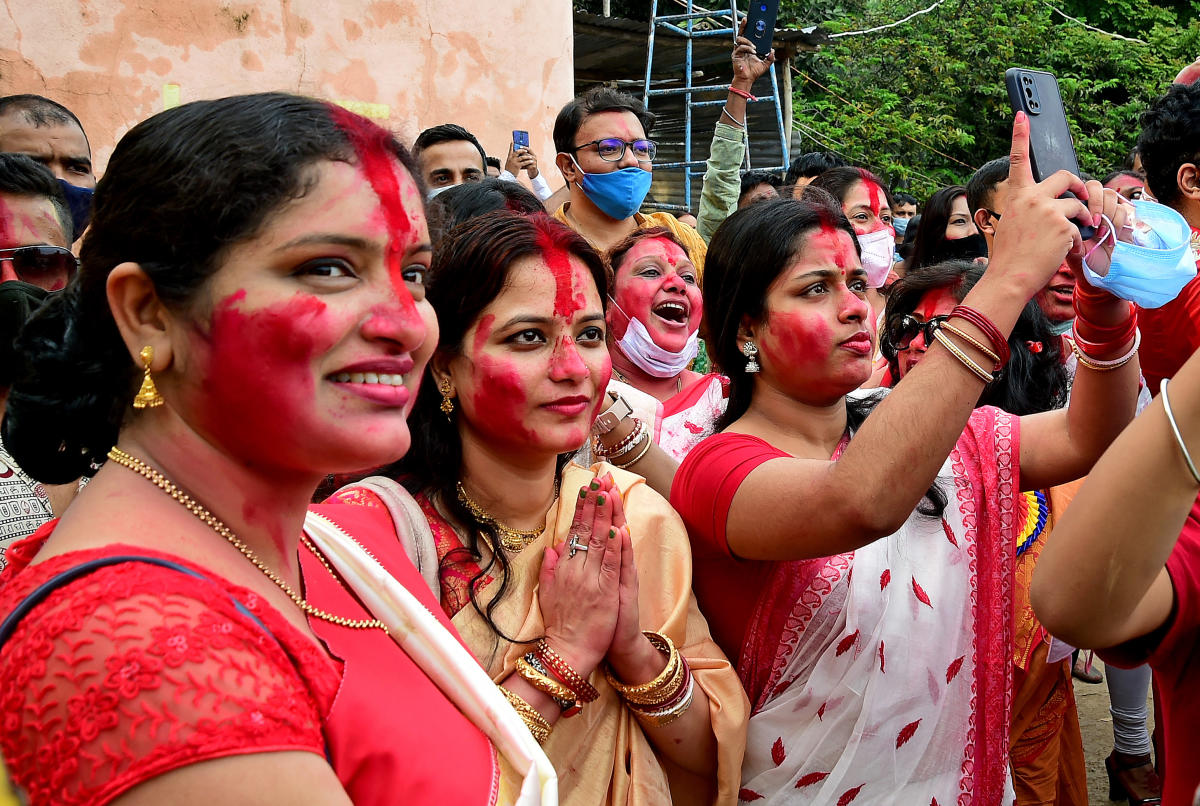 Devotees take part in ‘Sindhur Kela’ at Halasuru Lake on Friday. DH PHOTO/Ranju P 