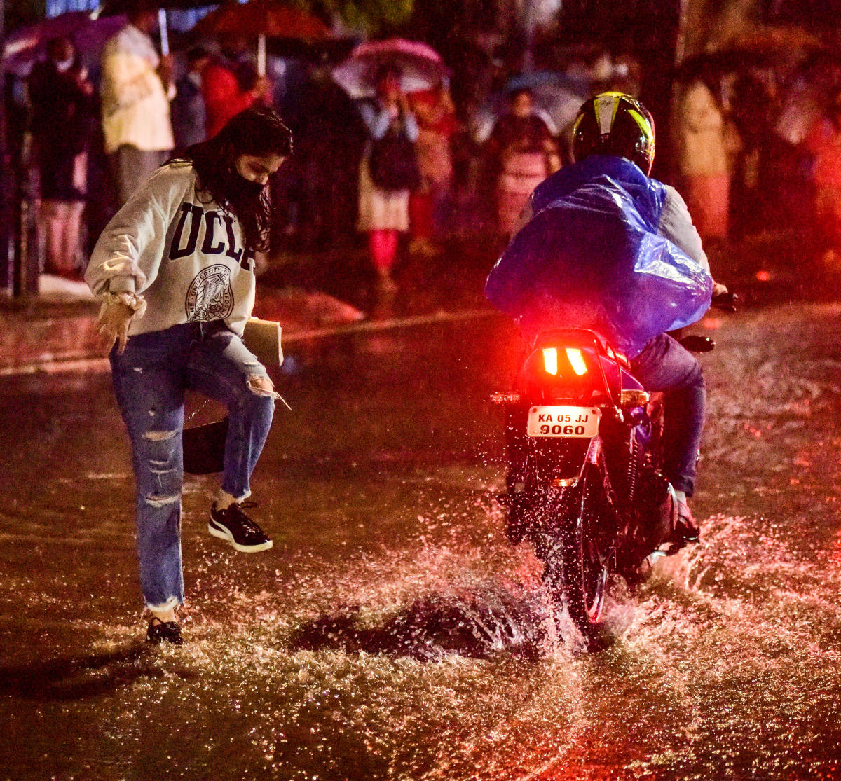 Pedestrians have a hard time on Hosur Road. DH Photo/Anup Ragh T