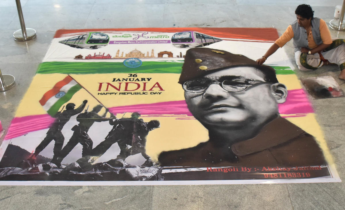 Artist Akshay Jalihal makes a rangoli portrait of Subhas Chandra Bose at the Majestic metro station in Bengaluru. DH PHOTO/B K JANARDHAN
