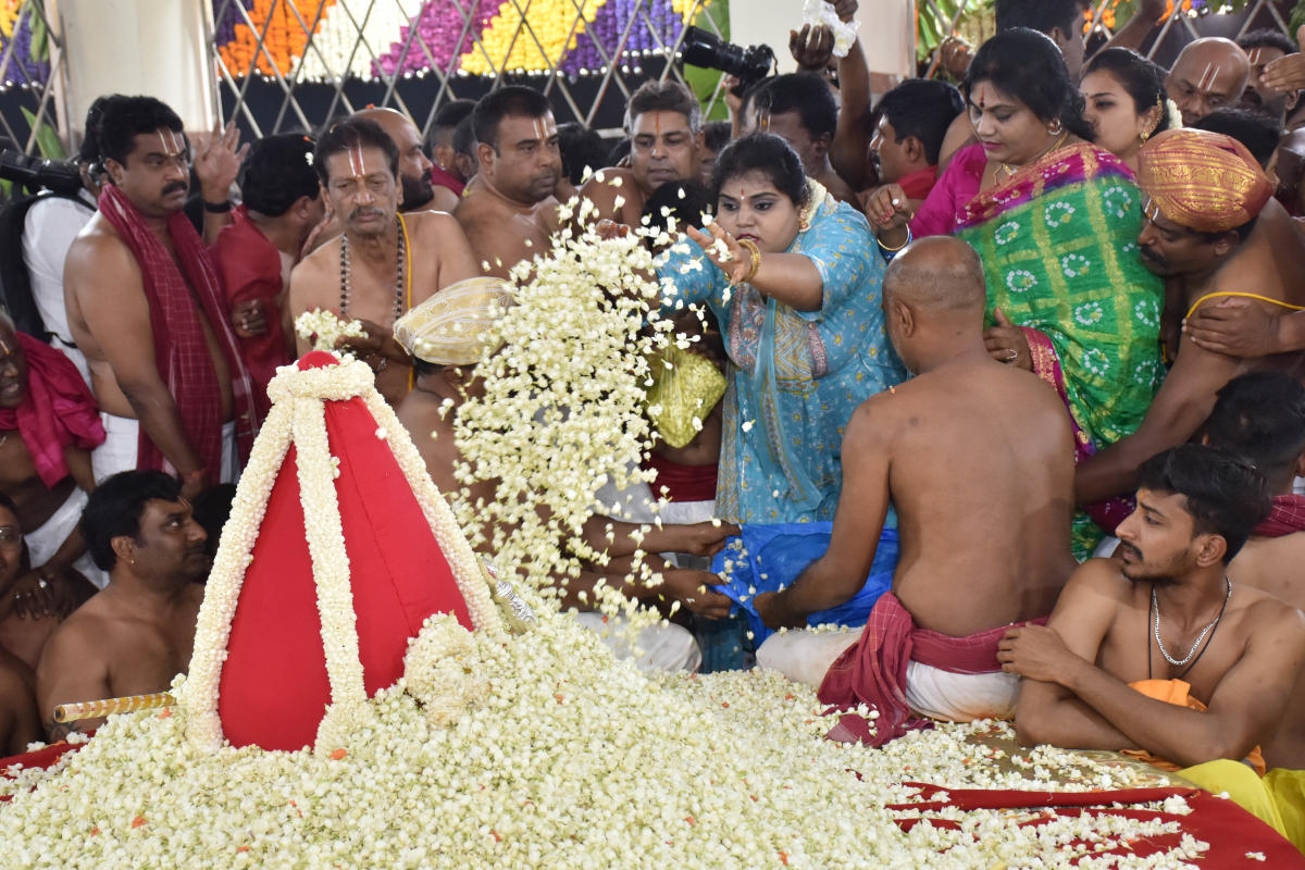 SECRET: Draupadi is worshipped as a mud pot dressed in red fabric. Contents of the pot are kept a secret, as also the source of jasmine, extensively used in the festival. Some say jasmine is chosen for its strong scent, some cite a Sufi connection to it.