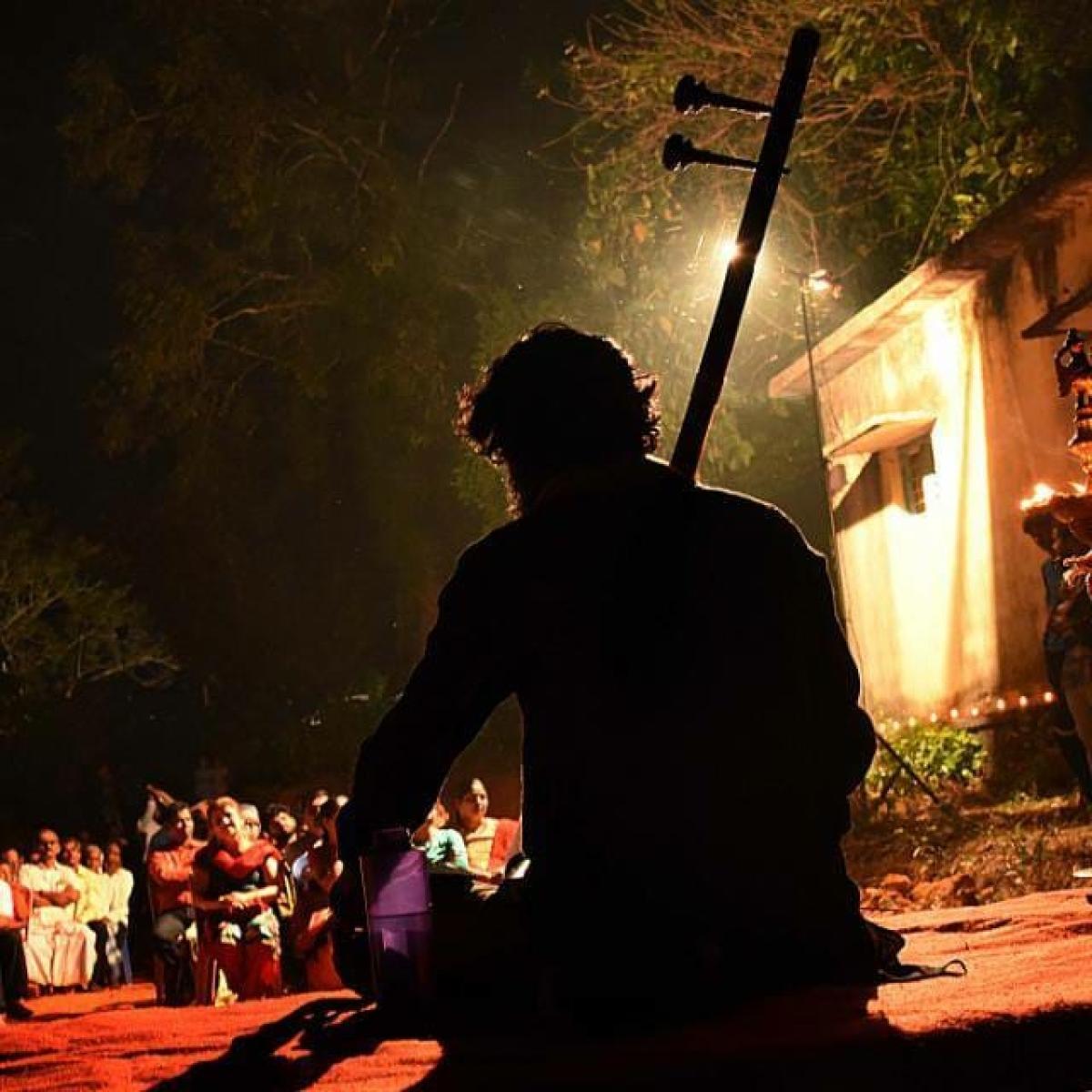 Naada Maninalkur plays the ektara
