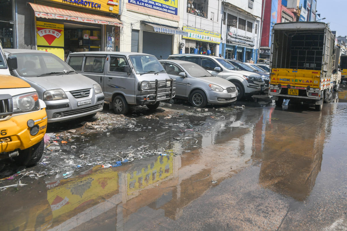 Shop owners on SJP Road struggle to load and unload goods. Credit: DH Photo