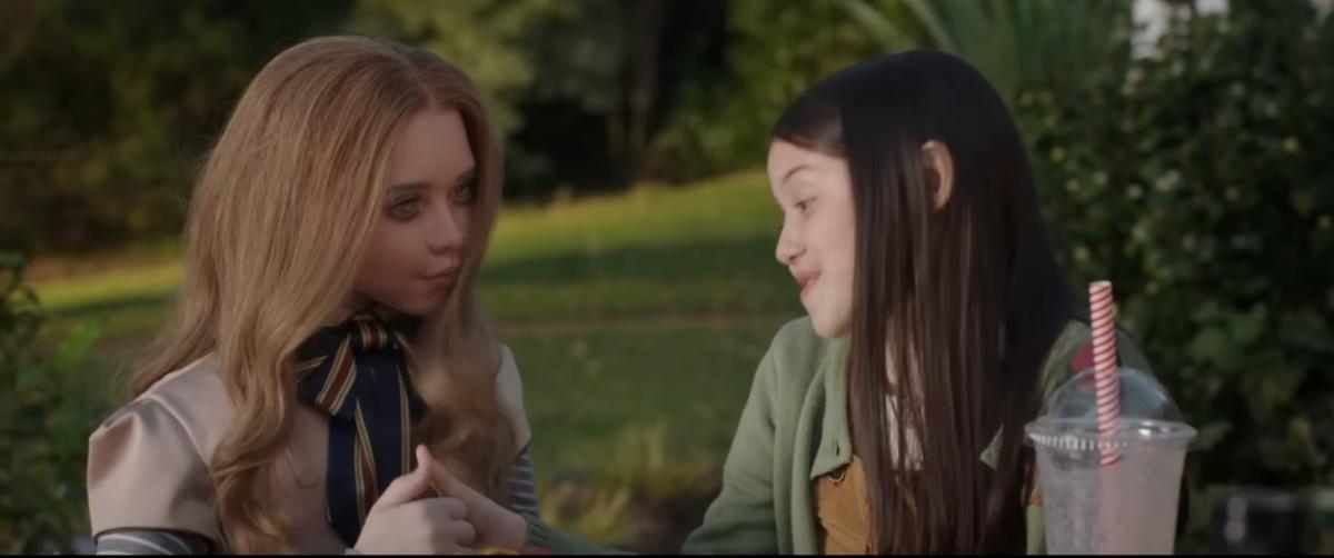 Robotic doll M3GAN (played by Amie Donald, voice by Jenna Davis) is brought home to give company and protect an orphaned Cady (Violet McGraw).