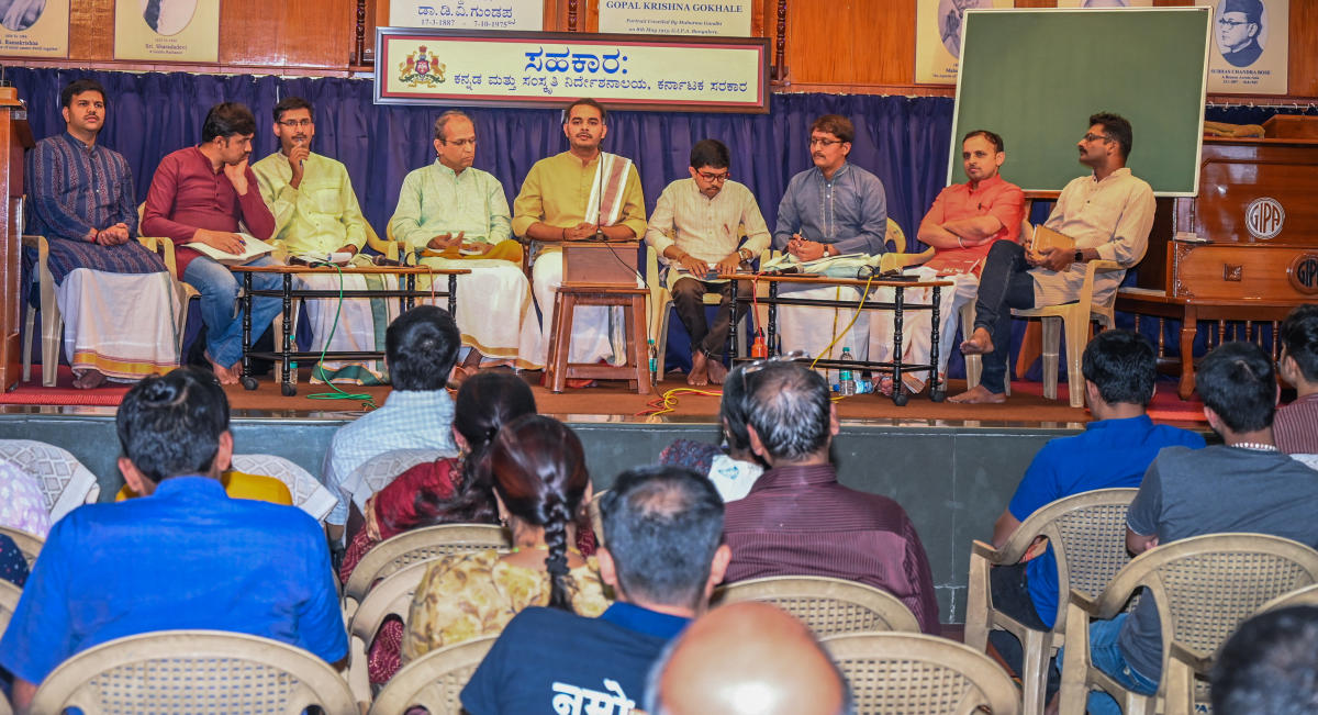 Vidwan Bachandra Bhat performing Ashtavadhana.