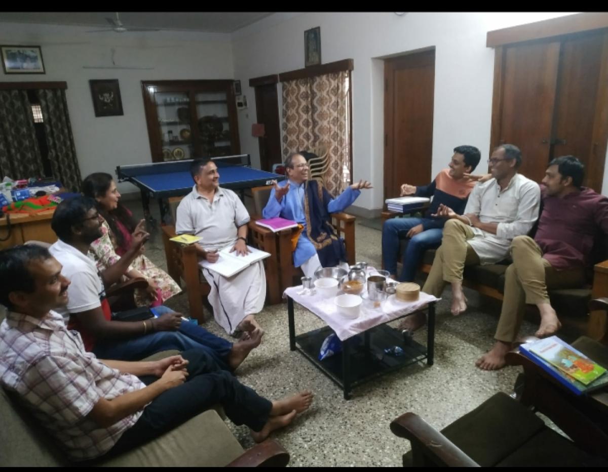 People come together to compose verses.
