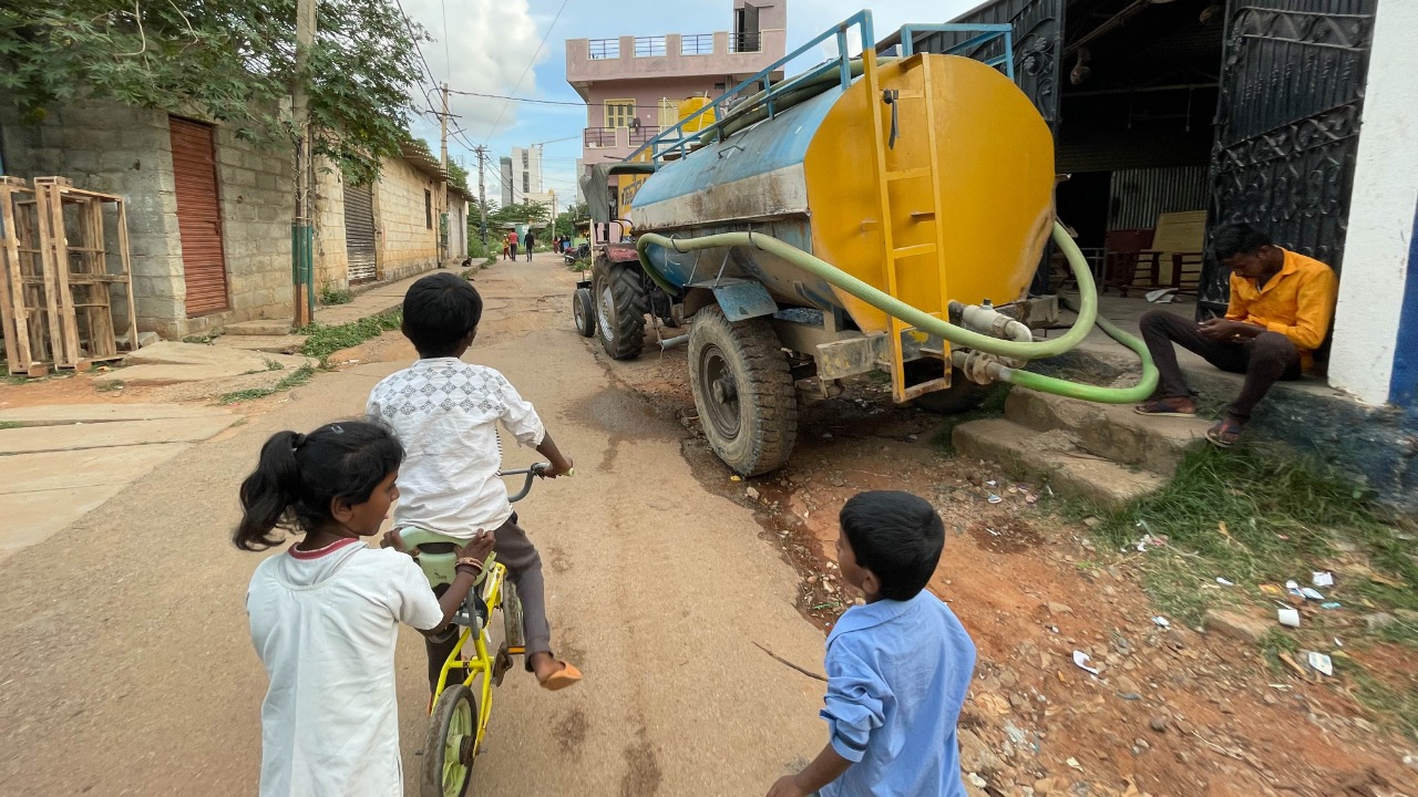 There is no source of clean drinking water for most houses. The government’s RO water kiosk helps with 20 litres of clean water for Rs 5 — a lifesaver indeed. However, not all can afford it. Such people drink borewell water. Children from their families suffer from fluorosis, fever and water-borne infections. Credit: DH Photo/ Pushkar V