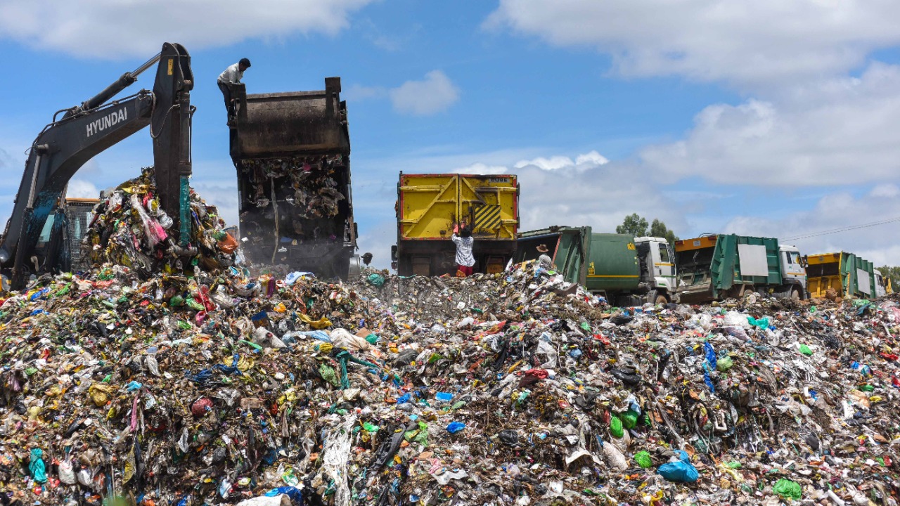 Garbage being dumped into the quarry in Mitaganahalli. Credit: DH Photo/ Pushkar V