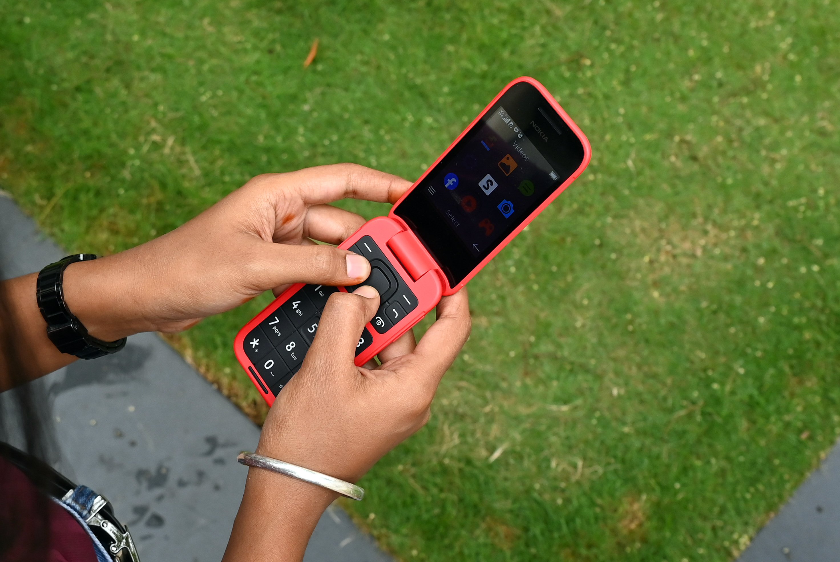 The author switched from a 12 megapixel, 64 GB smartphone to a low-end feature phone. Credit: DH Photo/Pushkar V