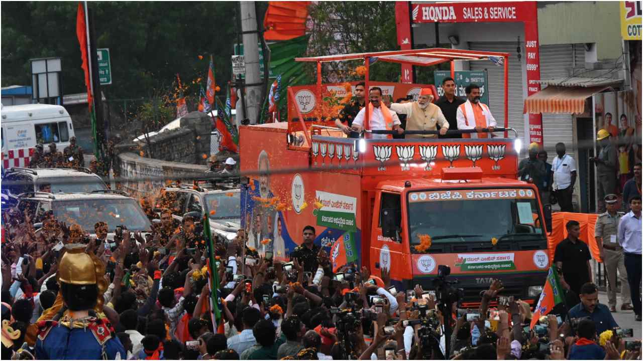 Sporting a saffron cap, Modi was flanked by Bangalore North MP D V Sadananda Gowda and BJP MLC C Narayanaswamy. Credit: DH Photo
