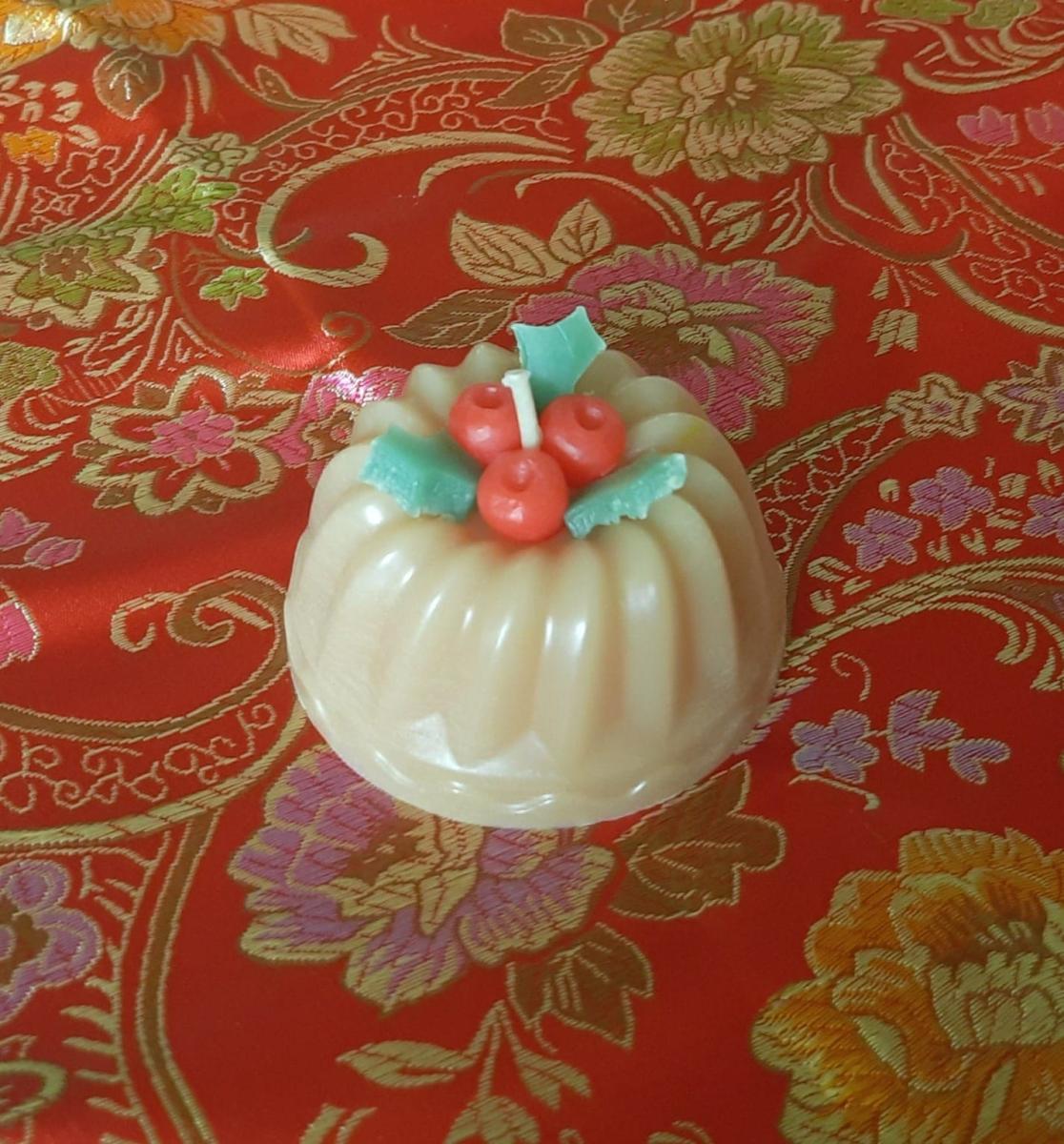 Christmas bundt cake candle by Neha Nagpal of Kolour Theory.