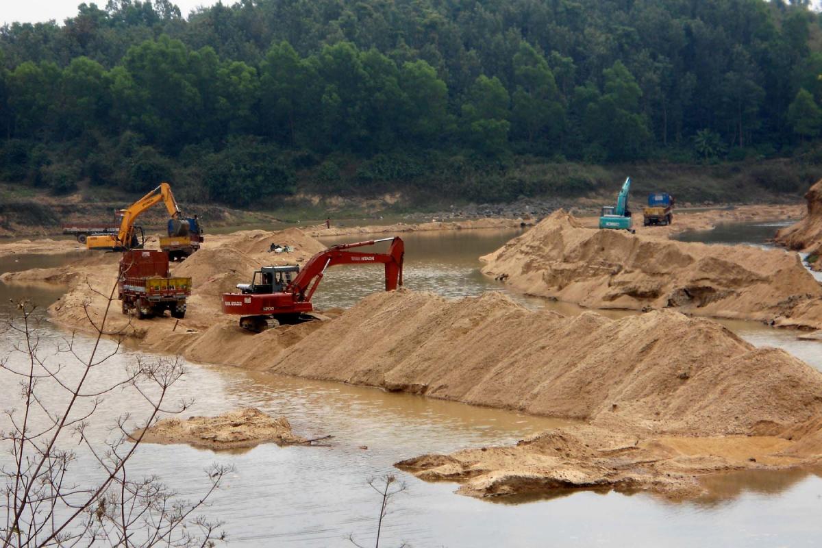 Excavators extracting sand from River Hemavathi near Sakaleshpur. Credit: DH File Photo