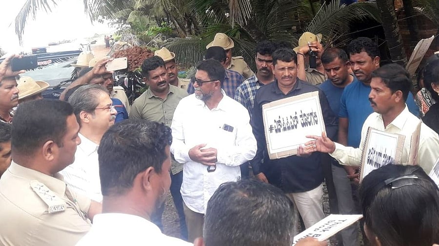 <div class="paragraphs"><p>Honnavar's fishing community with the panel from the Ministry of Environment, Forest and Climate Change. </p></div>