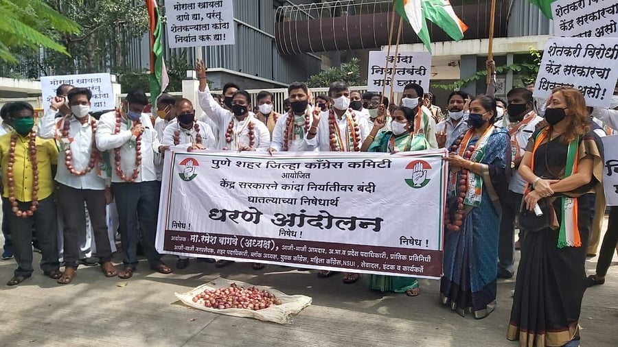 <div class="paragraphs"><p>Congress state president Nana Patole along with agitating farmers and many Congress leaders held a ‘rasta roko’.</p></div>