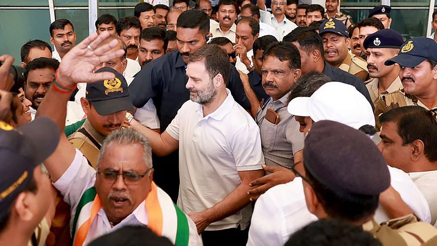 <div class="paragraphs"><p>Rahul Gandhi being welcomed by Congress leaders.</p></div>