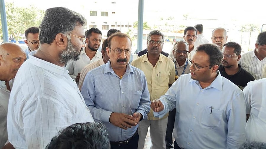 <div class="paragraphs"><p>MLA Vishwas Vaidya, Renuka Yallamma Temple Management Committee Chairman Basayya Hiremath, Muzrai Department Commissioner H Basavrajendra and Deputy Commissioner Nitesh Patil inspecting the facilities at Yallammanaguda in Savadatti taluk in Belagavi district. </p></div>