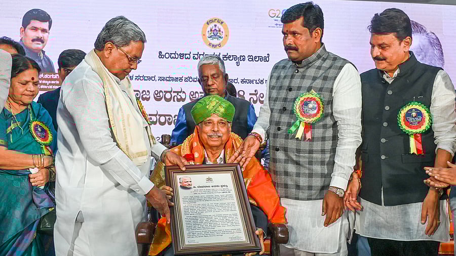 <div class="paragraphs"><p>Chief Minister Siddaramaiah presents the D Devaraj Urs award to veteran Congressman Kagodu Thimmappa at the former chief minister's 108th birth anniversary programme in Bengaluru on Sunday. </p></div>