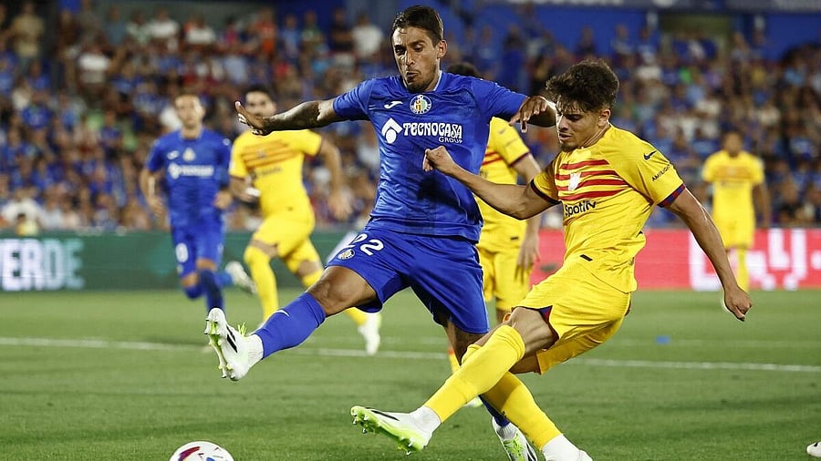 <div class="paragraphs"><p>Getafe's Damian Suarez in action with FC Barcelona's Abde Ezzalzouli. </p></div>