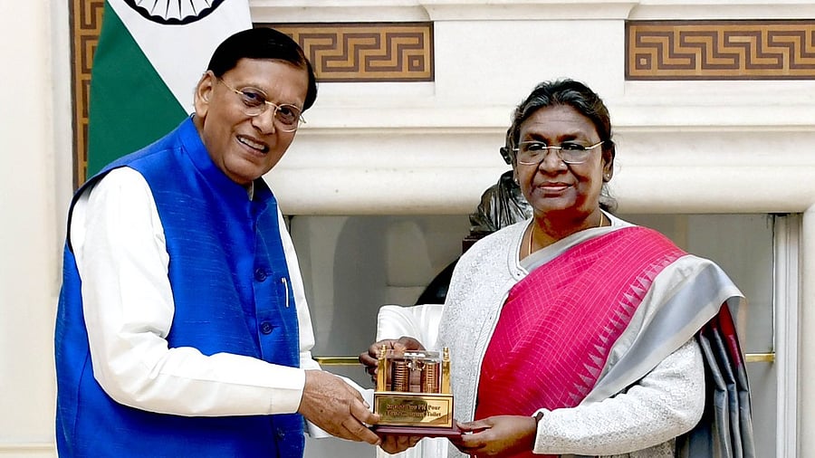 <div class="paragraphs"><p>President Droupadi Murmu with Bindeshwar Pathak.</p></div>