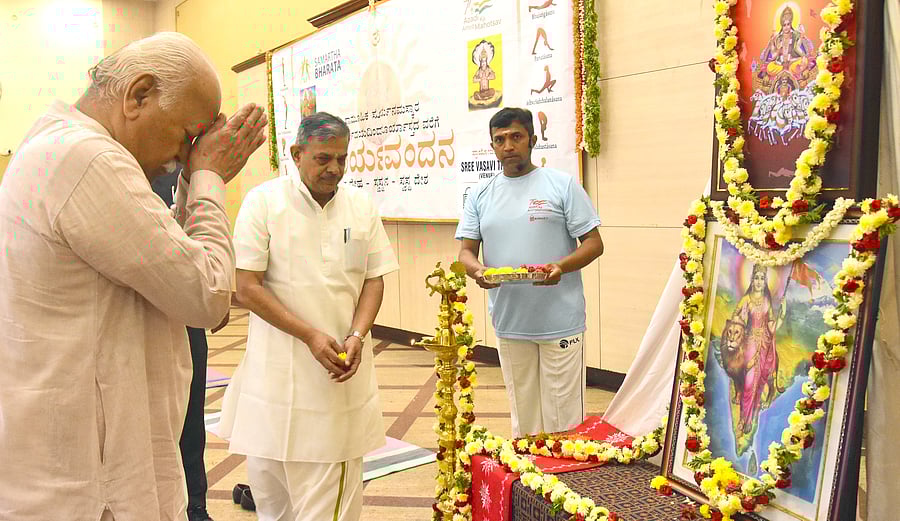 <div class="paragraphs"><p>Mohan Bhagwat offers floral tributes to a portrait of Bharat Mata at the Independence Day celebrations organised by Samartha Bharata in Bengaluru.</p></div>