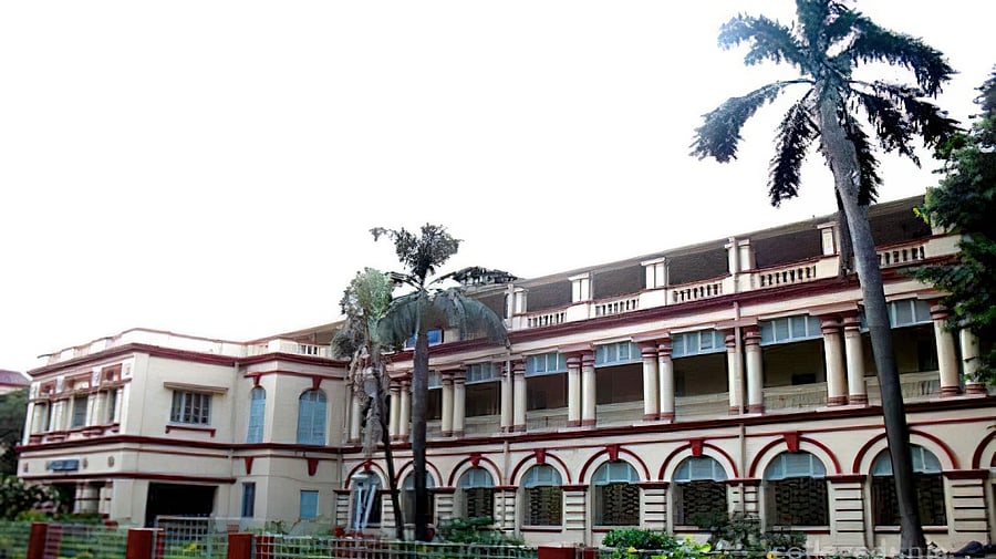 <div class="paragraphs"><p>Jadavpur University</p></div>