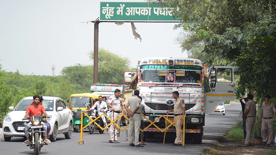 <div class="paragraphs"><p>Police personnel check vehicles on the eve of the VHP's 'Brij Mandal Yatra', in Nuh, Sunday, Aug 27, 2023.</p></div>