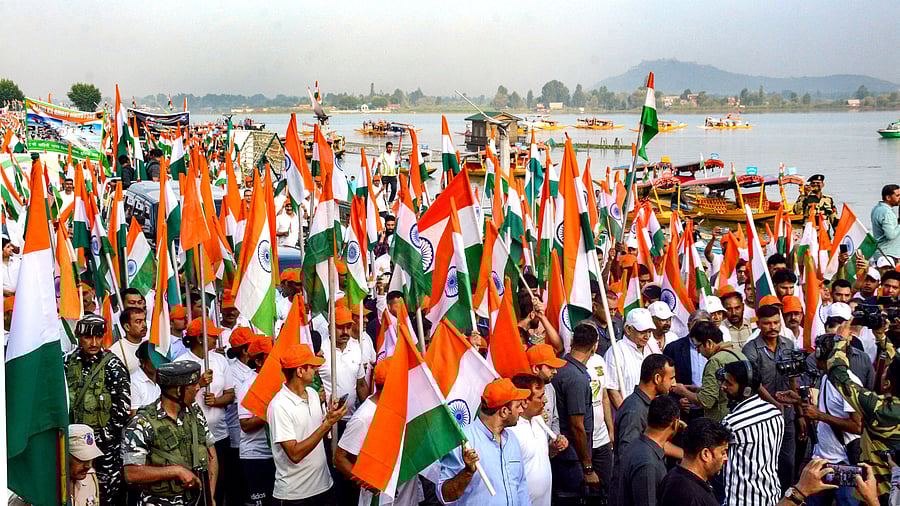 <div class="paragraphs"><p>Locals participate in a 'Tiranga' rally ahead of the upcoming 77th Independence Day, on the banks of Dal Lake in Srinagar, Sunday, August 13, 2023.</p></div>
