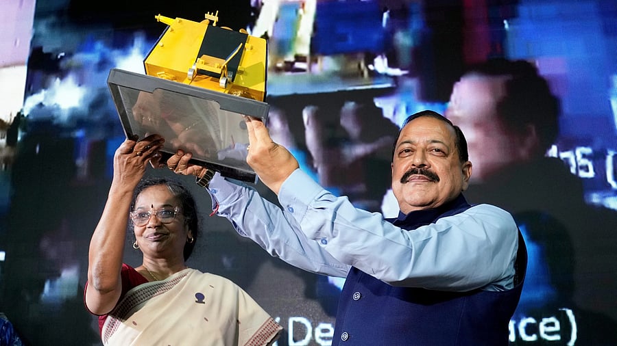 <div class="paragraphs"><p>Union Minister of State for Science and Technology Jitendra Singh shows a replica of Chandrayaan-3's lander after its successful soft landing on the surface of the Moon, at CSIR headquarters, in New Delhi, Wednesday, Aug. 23, 2023</p></div>