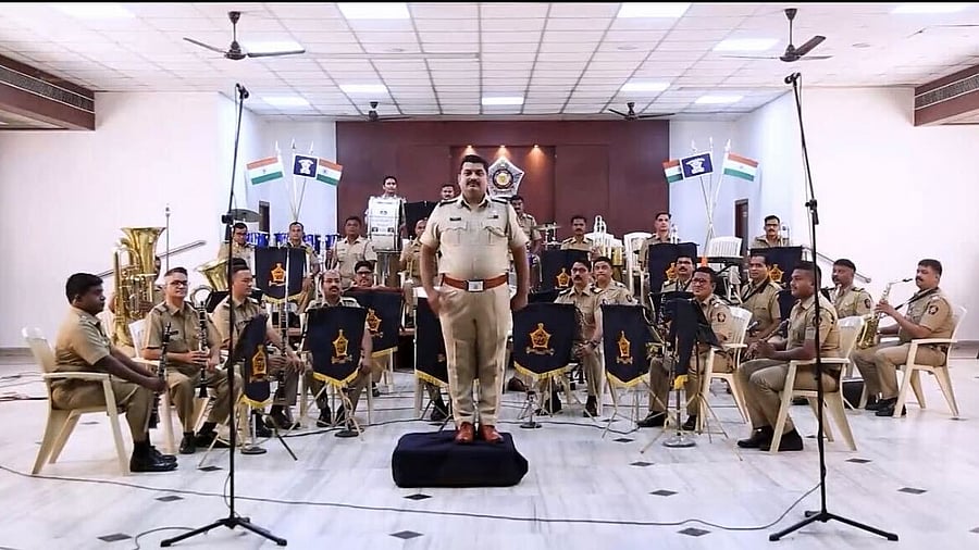 <div class="paragraphs"><p>Mumbai Police’s Khaki Studio performing&nbsp;Sare Jahan Se Achha.</p></div>