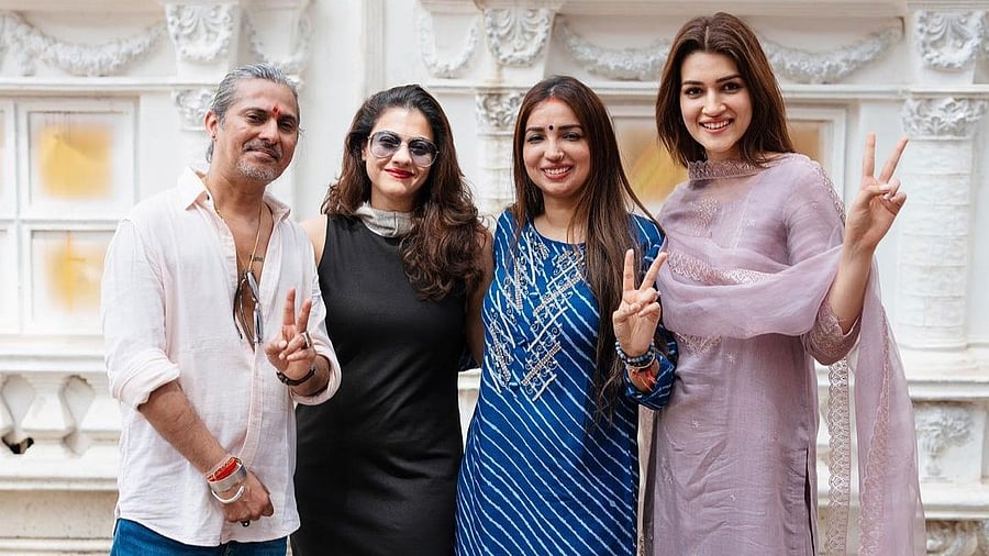 <div class="paragraphs"><p>Kriti Sanon and Kajol on the sets of 'Do Patti'.</p></div>