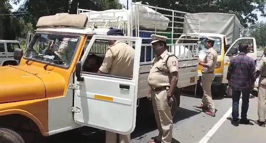 <div class="paragraphs"><p>Excise police of Chamarajanagar and Wayanad districts check the vehicles, to prevent smuggling of liquor, at Muthanga check post in Gundlupet taluk on Thursday. </p></div>