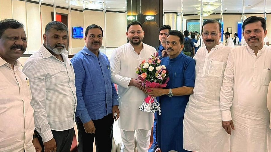 <div class="paragraphs"><p>Bihar Deputy Chief Minister Tejashwi Yadav being welcomed upon his arrival ahead of the meeting of I.N.D.I.A leaders, in Mumbai.</p></div>