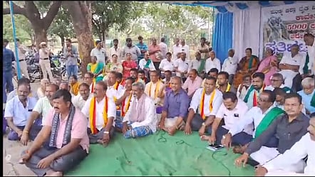 <div class="paragraphs"><p>Farmers stage a protest against the state government for releasing water to Tamil Nadu, near Sir M Visvesvaraya statue in Mandya, on Thursday.</p></div>