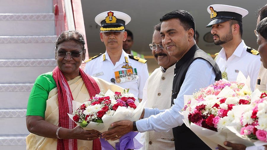 <div class="paragraphs"><p>President Droupadi Murmu being welcomed by Goa Chief Minister Pramod Sawant on her arrival, at Dabolim Airport, Goa. </p></div>