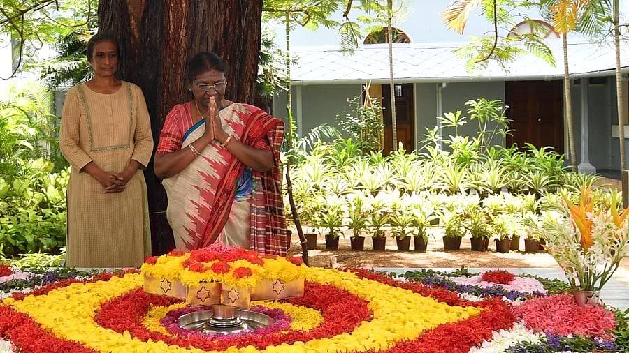 <div class="paragraphs"><p>Earlier in the day, the President visited Aurobindo Ashram to pay homage at the memorial of Sri Aurobindo.</p></div>